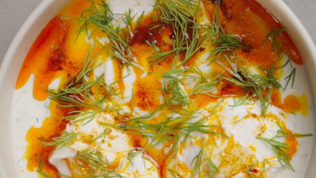 Çılbır – pochierte Eier auf Kräuterjoghurt mit Chilibutter, von oben