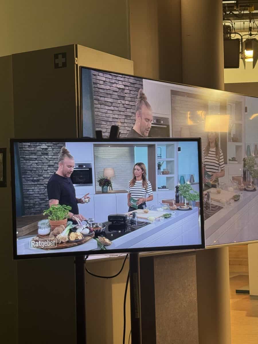 Studiomonitor zeigt die laufende Live-Sendung „Die Ratgeber“