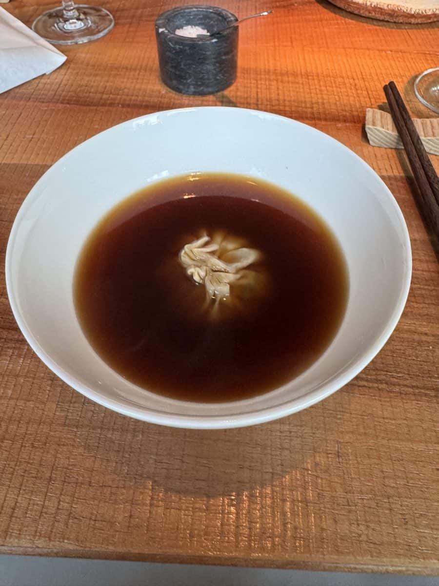 Dunkle Enten-Dashi-Brühe mit Dim Sum als Auftakt des X-Berg-Duck-Menüs im Orania Berlin