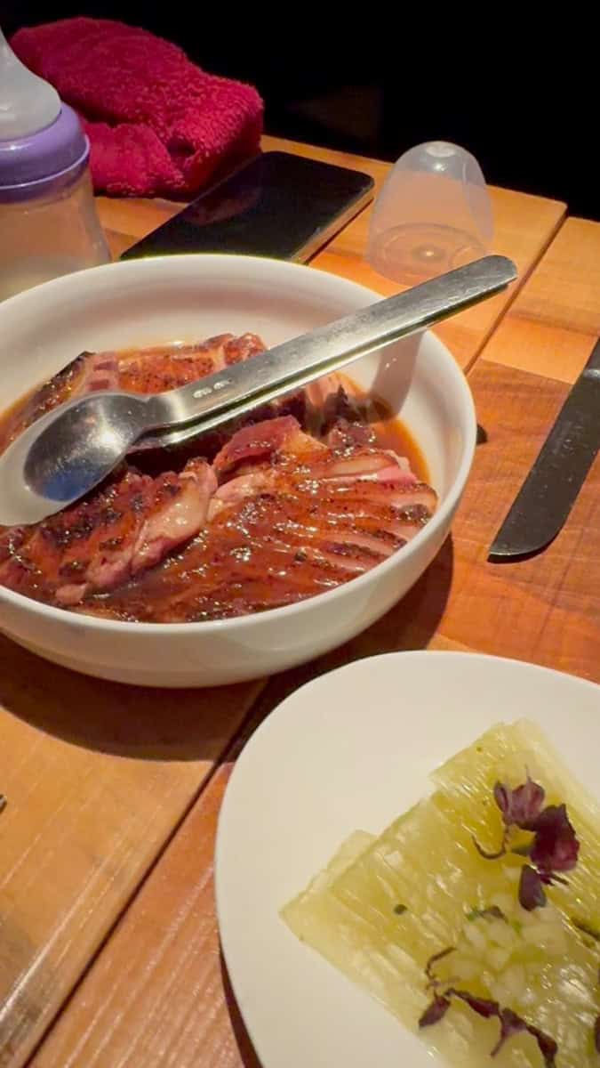 Rosa gebratene Entenbrust mit sauer eingelegtem Pak Choi und Pfeffer im Orania Berlin