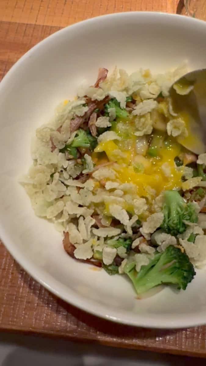 Gepuffter, knuspriger Reis mit rohem Eigelb und geschmortem Entenkeulenfleisch im Orania Berlin