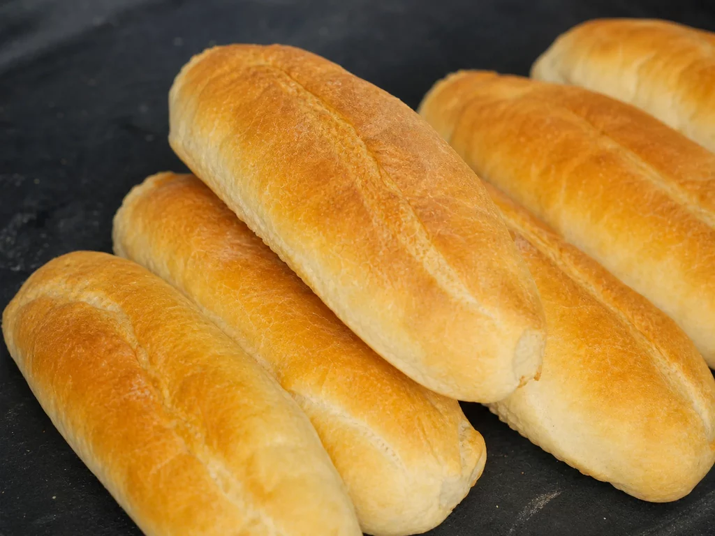 Banh Mi Baguettes – frisch gebackene, goldbraune Baguettes mit knuspriger Kruste