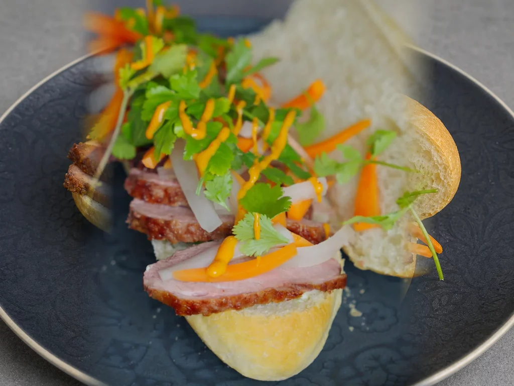 Banh Mi mit Ente – Baguette mit knuspriger Entenbrust, eingelegtem Gemüse und Koriander
