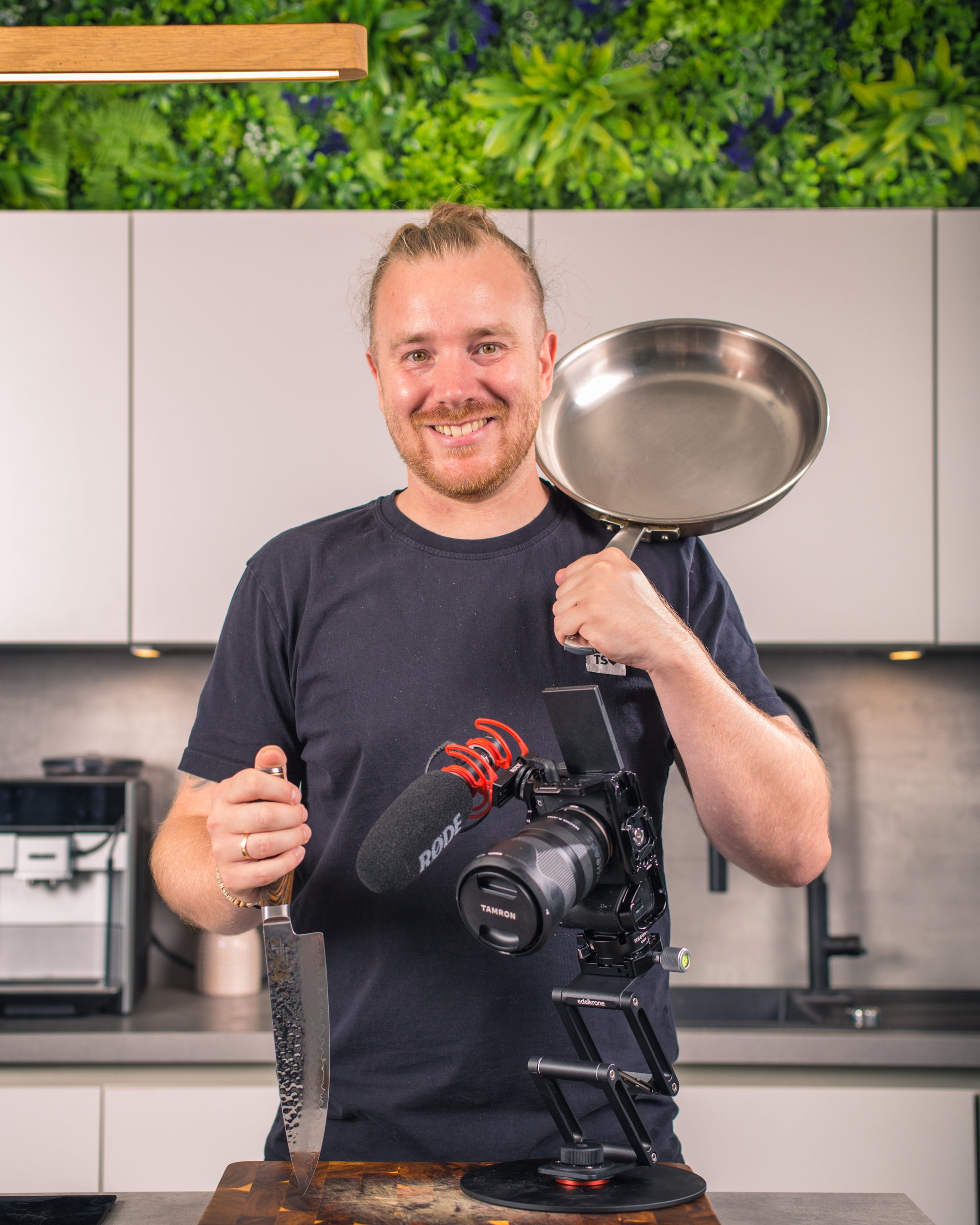 Benne Benzing mit Edelstahlpfanne und Kamera-Setup