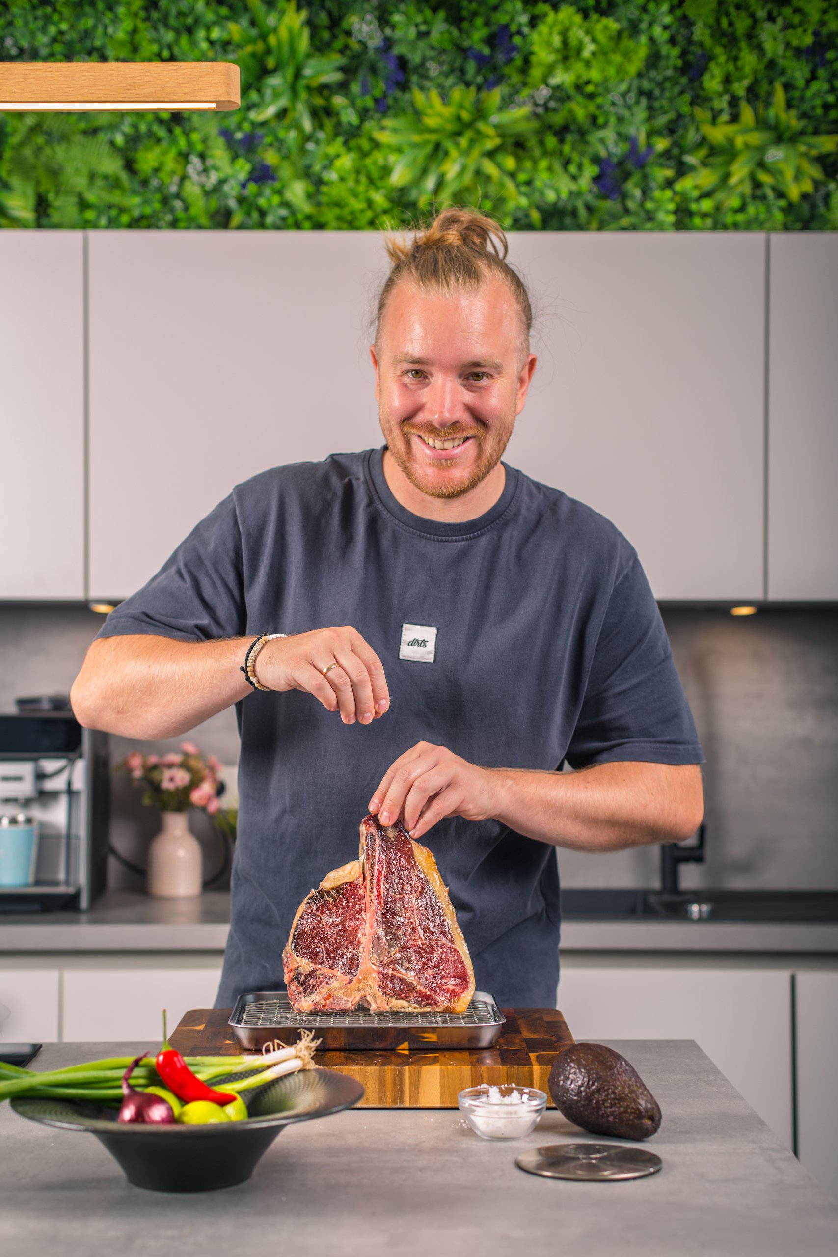 Benne Benzing salzt ein Dry-Aged-Steak in seiner Studioküche