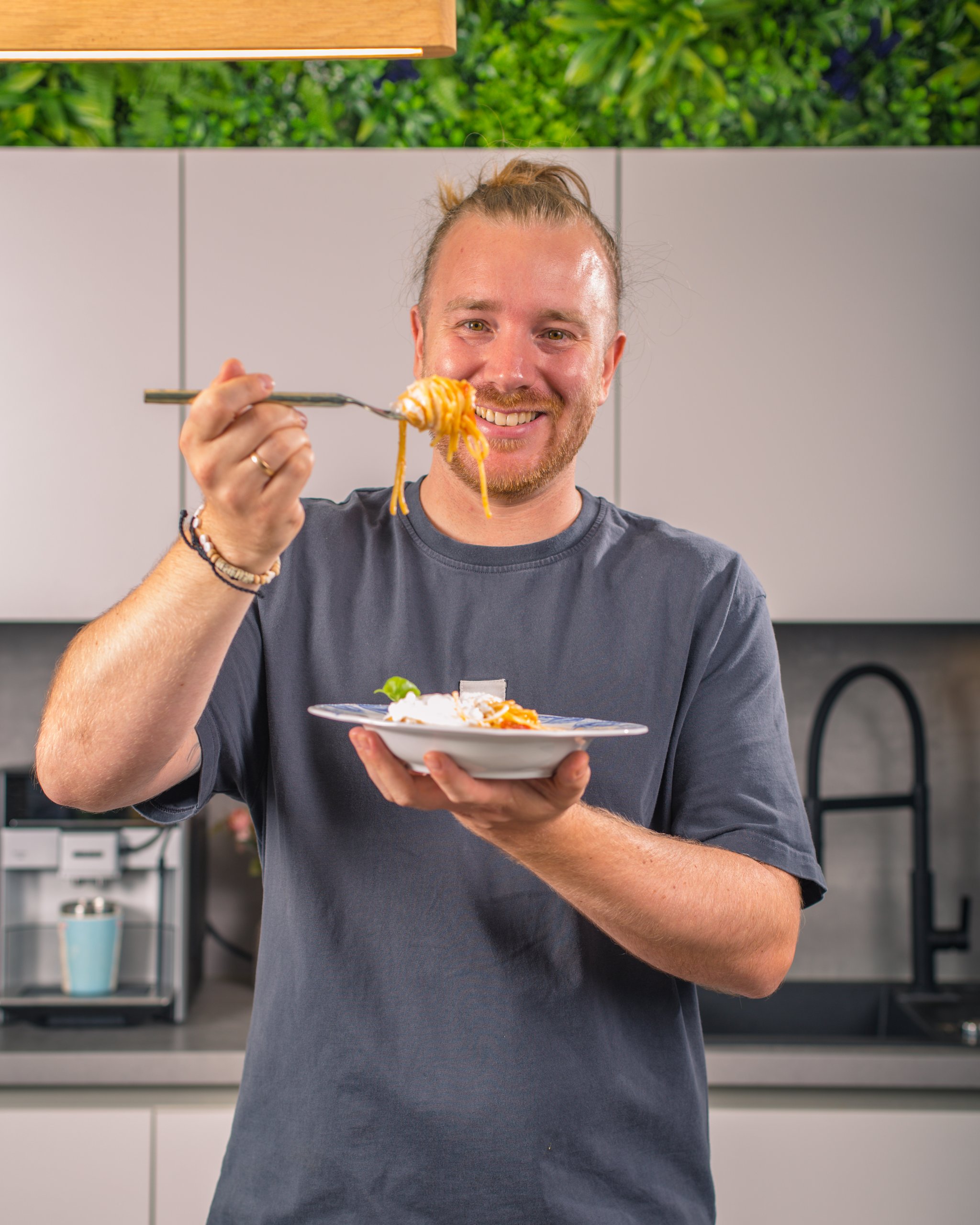 Benne Benzing reicht eine Gabel Spaghetti in die Kamera