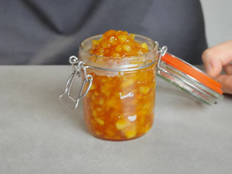 Bratapfel-Aufstrich im geöffneten Bügelglas, goldbraune stückige Konfitüre