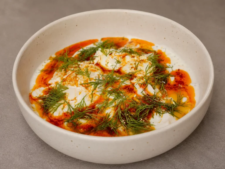Çılbır – Türkische Eier auf Kräuterjoghurt mit Chilibutter