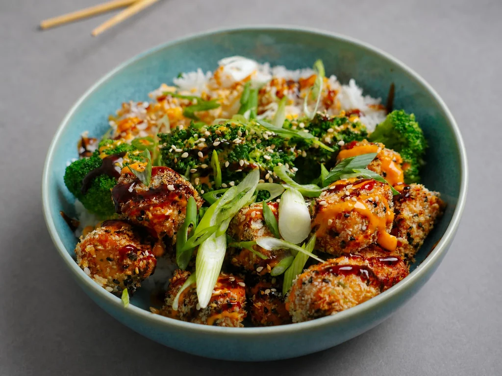 Crispy Lachs Bowl mit Reis, Brokkoli, knusprigen Lachsstücken und Frühlingszwiebeln