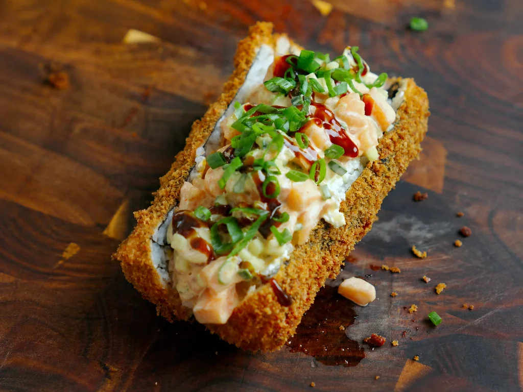 Crispy Sushi Hot Dog mit knuspriger Panko-Hülle, Lachs-Tatar-Füllung und Frühlingszwiebeln