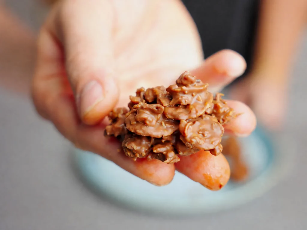 Dubai Schokocrossis in der Hand gehalten, knusprige Schoko-Cornflakes-Cluster