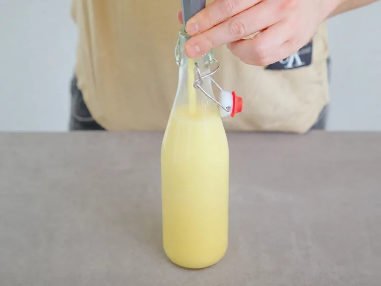 Selbstgemachter Eierlikör – in Bügelflasche abgefüllt