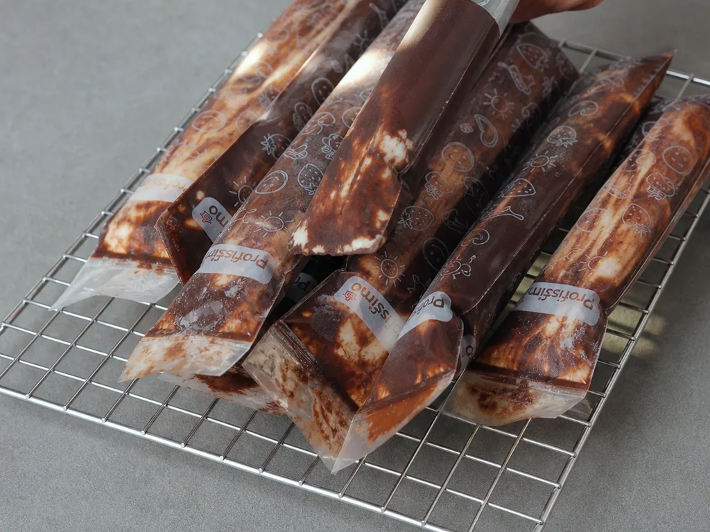 Virale Erdbeer Eis Sticks mit Schokohülle in der Eistüte