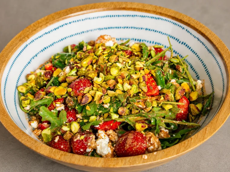 Erdbeer Spargelsalat mit Limetten-Basilikum-Dressing