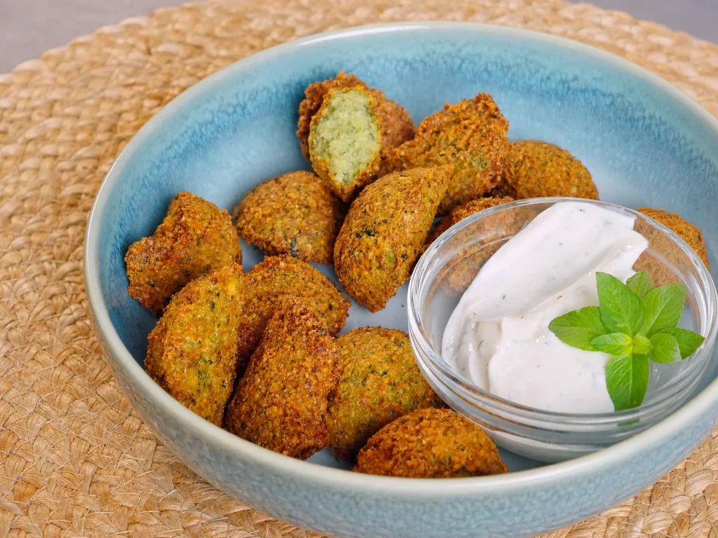 Falafel mit Minzdipp – knusprige Falafel in blauer Schale mit cremigem Minzjoghurt-Dip