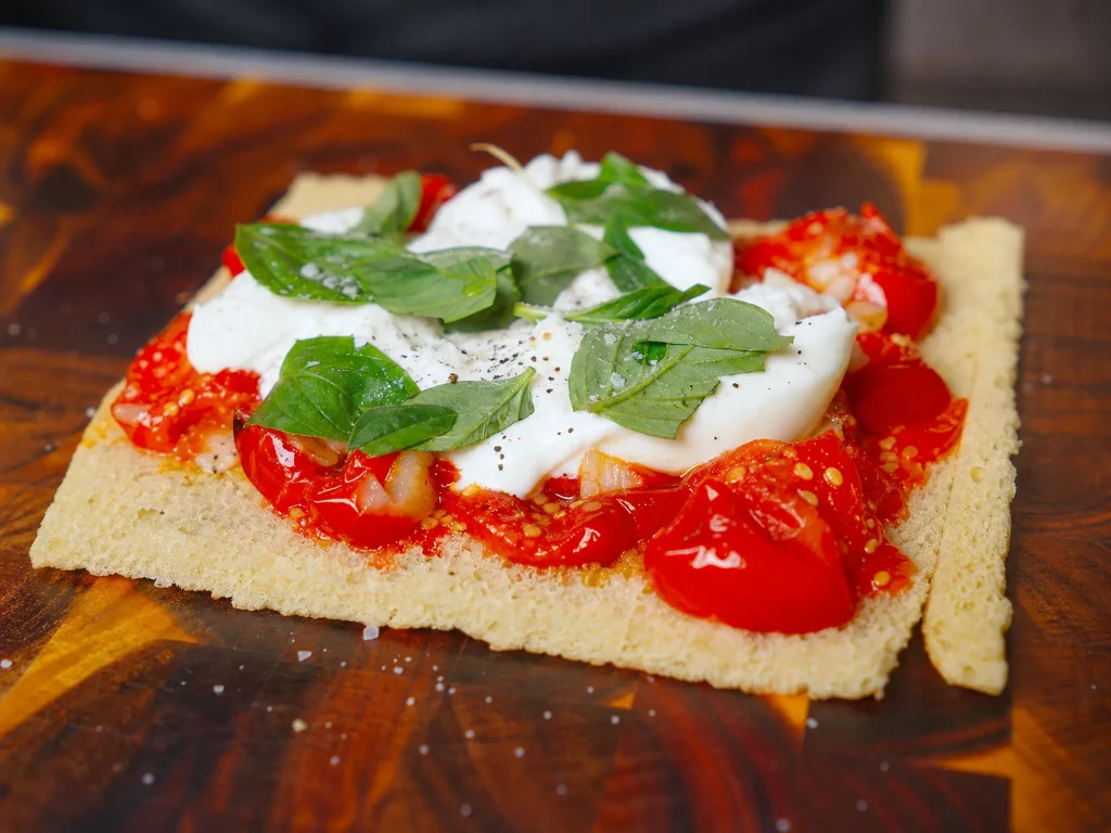Focaccia Sandwich mit confierten Tomaten, Burrata und Basilikum