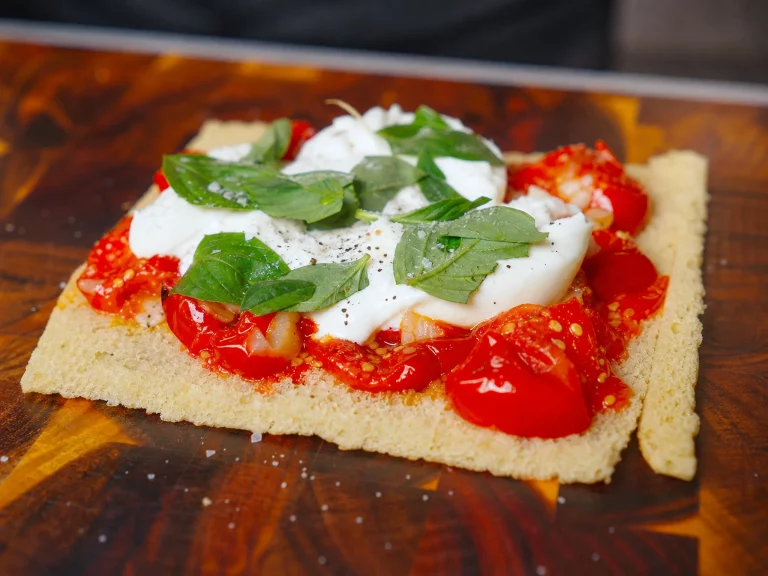 Focaccia Sandwich mit confierten Tomaten und Burrata