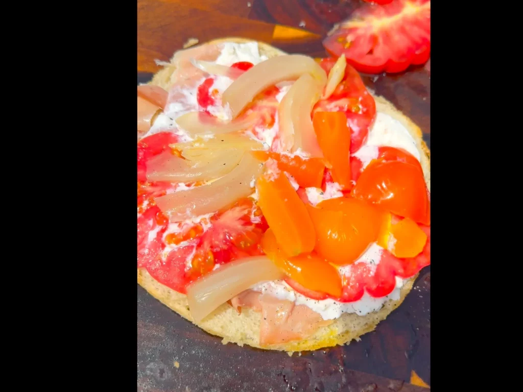 Focaccia-Sandwich mit Stracciatella, Mortadella und bunten Tomaten, offen von oben