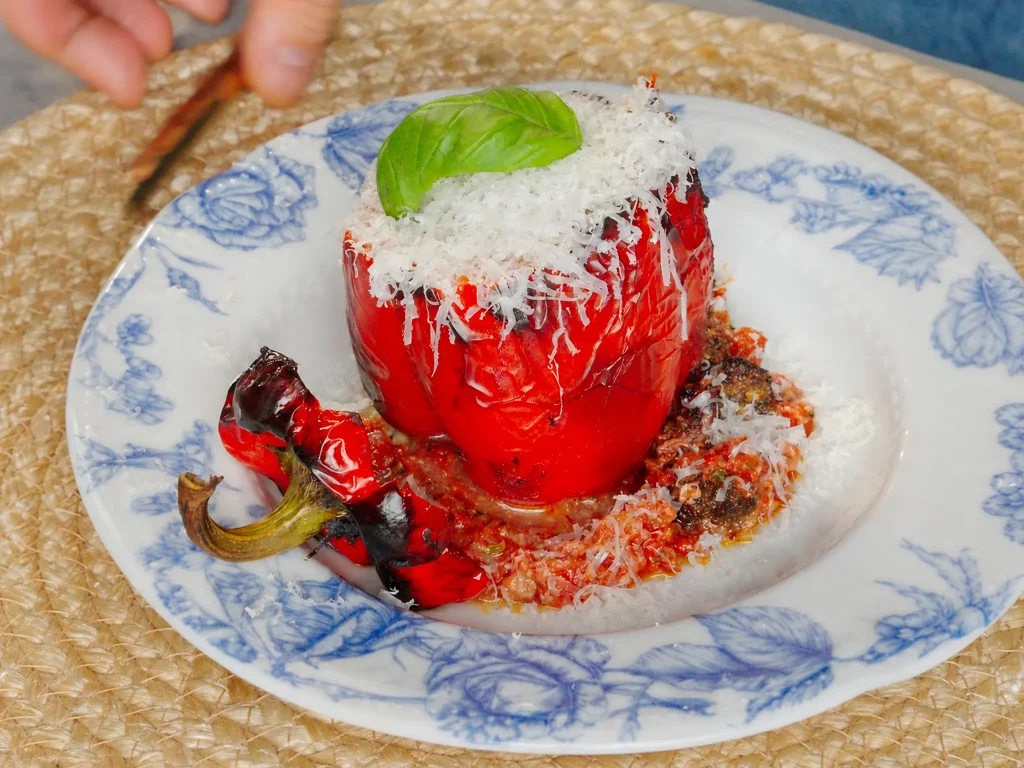 Gefüllte Paprika – mit Hackfleisch und Mozzarella gefüllte Paprika auf Tomatensugo mit Parmesan und Basilikum