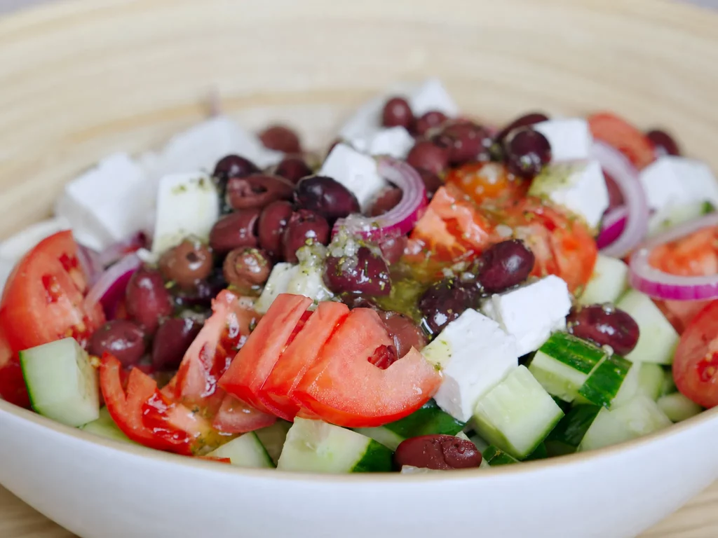 Griechischer Bauernsalat mit Feta, Oliven, Tomaten und Gurke in einer Schüssel