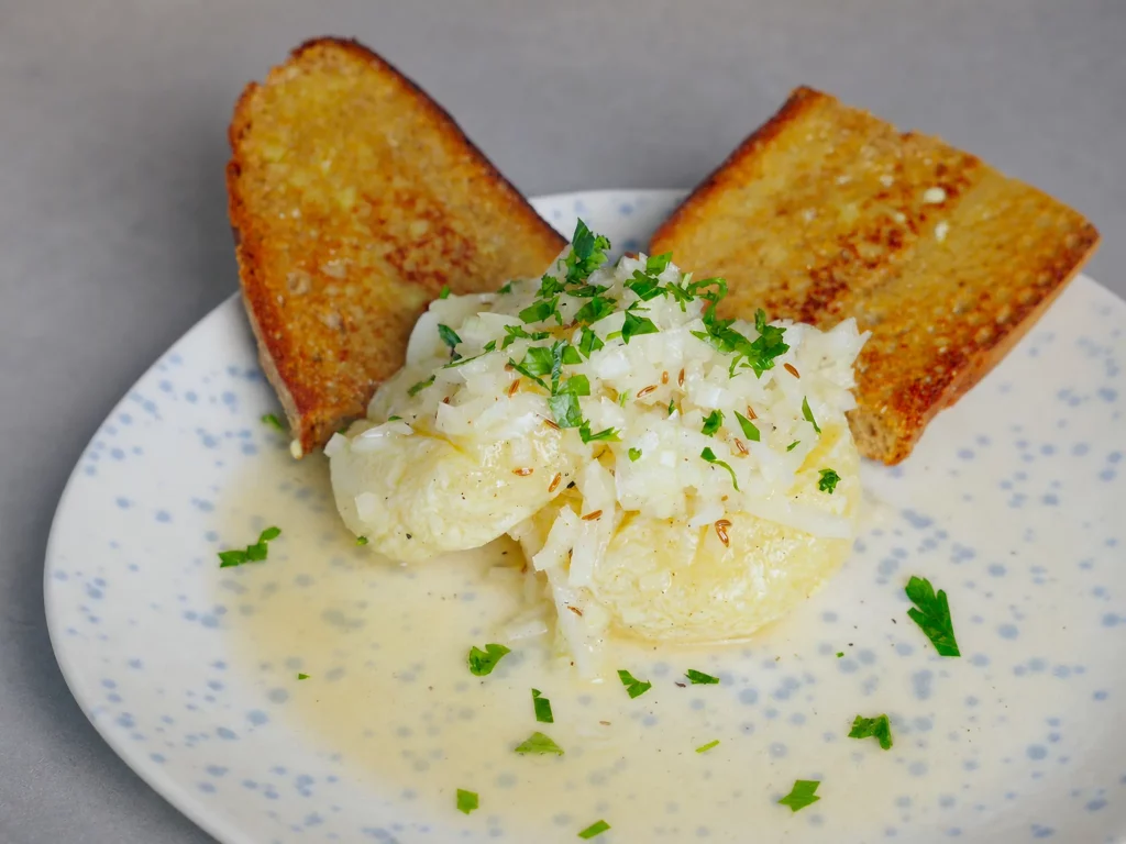 Handkäs mit Musik – Handkäse in Zwiebel-Marinade mit Petersilie, dazu geröstetes Butterbrot