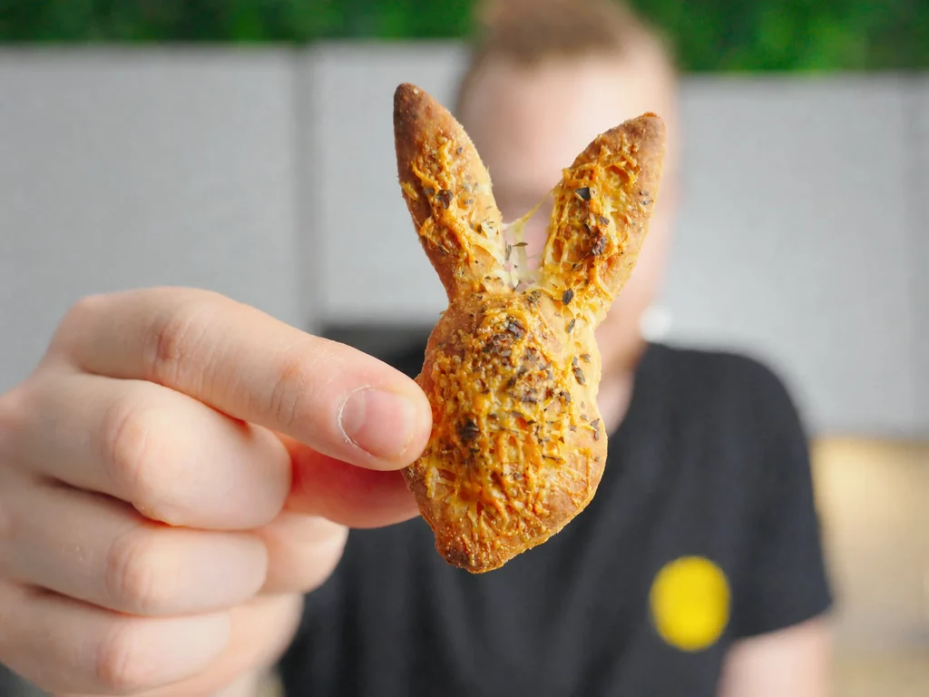 Herzhafte Ostercracker – in Hasenform, mit Käse und Kräutern gebacken