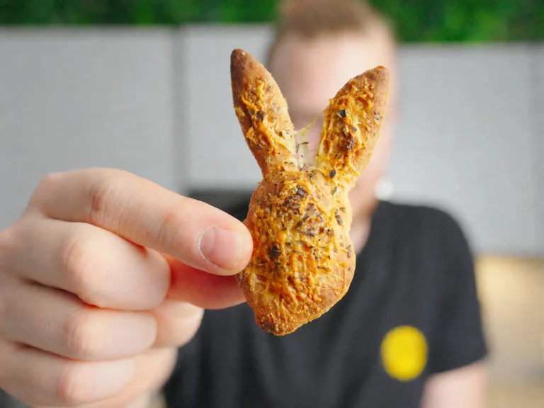 Herzhafte Ostercracker – in Hasenform, mit Käse und Kräutern gebacken