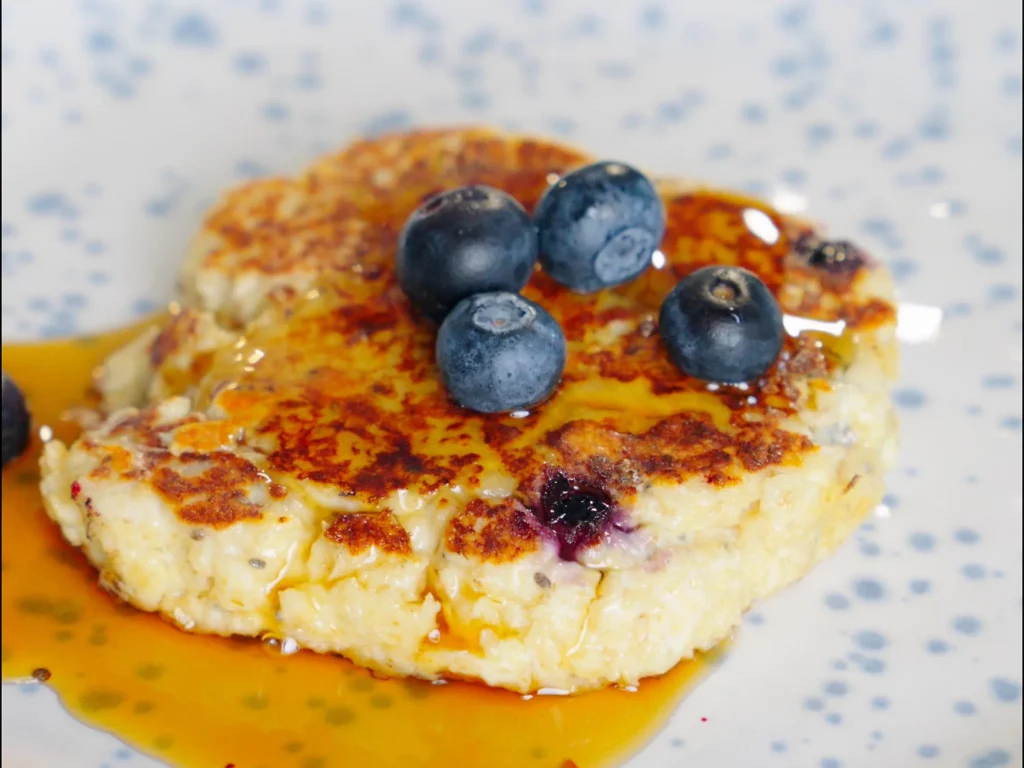 High Protein Quarktaler mit Blaubeeren und Ahornsirup