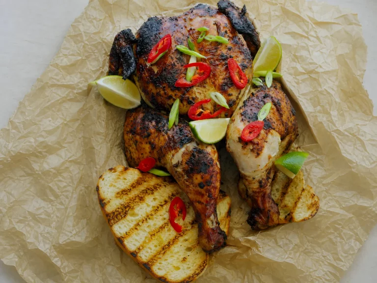 Jamaikanisches Jerk Chicken Roadkill Style – gegrilltes, flach gepresstes Hähnchen mit Chili, Limette und Frühlingszwiebeln
