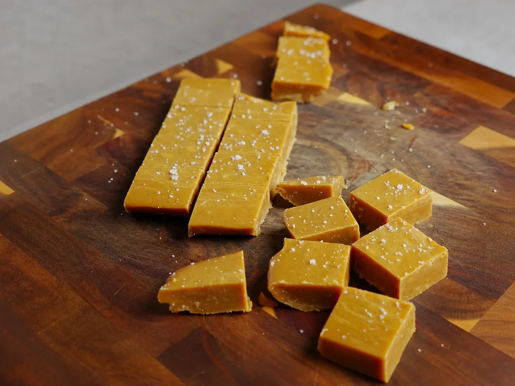 Karamellbonbons – in Stücke geschnittenes Karamell mit Fleur de Sel auf Holzbrett