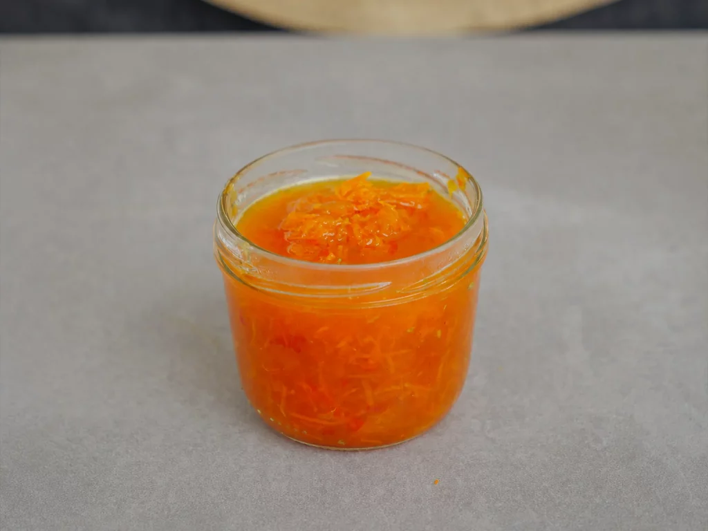 Karotten-Blutorangen-Aufstrich mit Rosmarin – im offenen Glas mit Orangenzesten