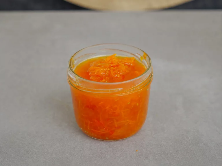 Karotten-Blutorangen-Aufstrich mit Rosmarin – im offenen Glas mit Orangenzesten