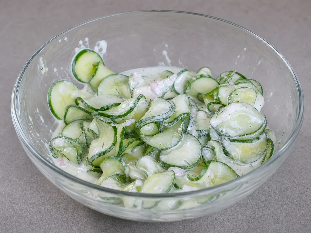 Klassischer Gurkensalat mit Crème fraîche und Dill in Glasschüssel