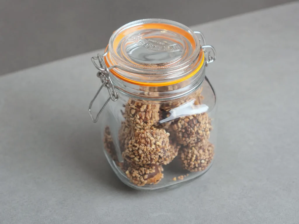 Krokant-Pralinen mit dreierlei Füllung – in Haselnusskrokant gewälzt, im Glas