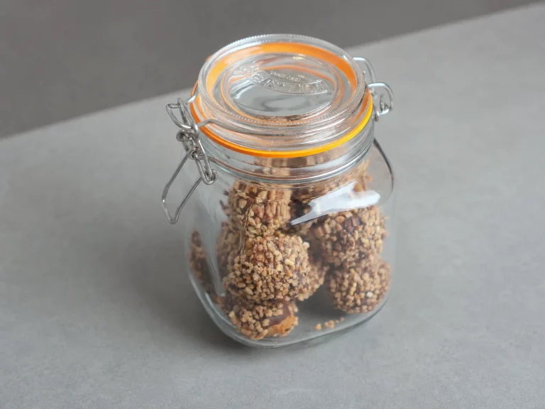 Krokant-Pralinen mit dreierlei Füllung – in Haselnusskrokant gewälzt, im Glas