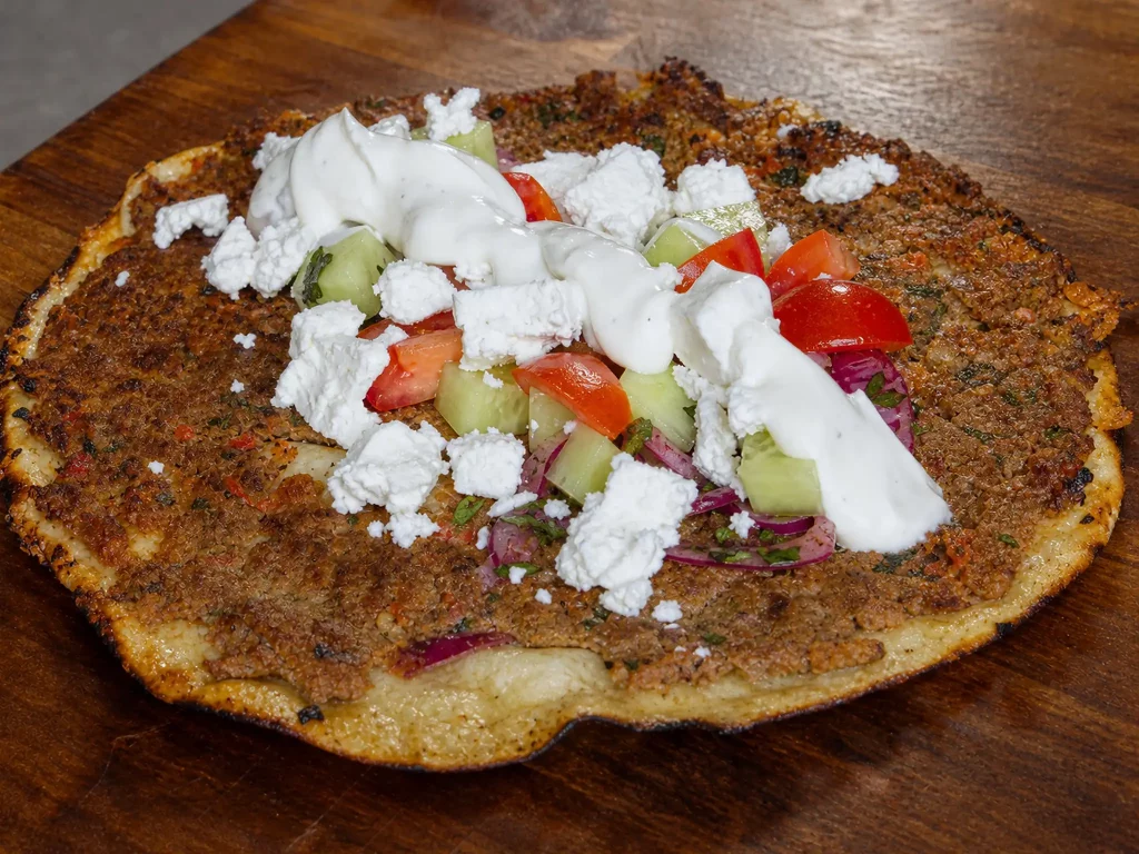 Lahmacun-Wrap mit würziger Hackfleischmasse und frischen Toppings