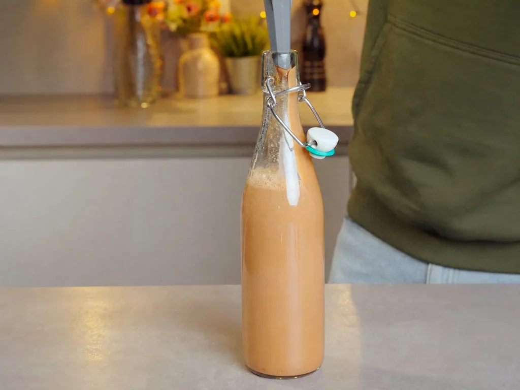 Lebkuchenlikör in Bügelflasche, cremig-beige, auf der Küchentheke