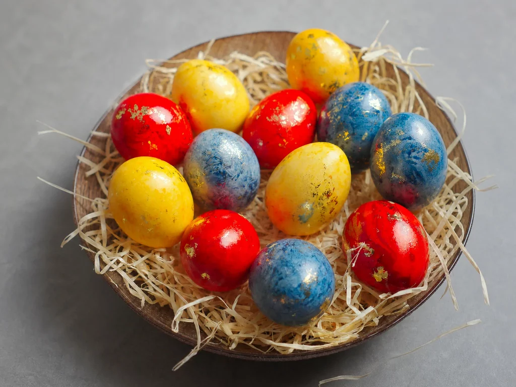 Luxus-Ostereier – bunt gefärbt mit Goldfolien-Akzenten, im Nest
