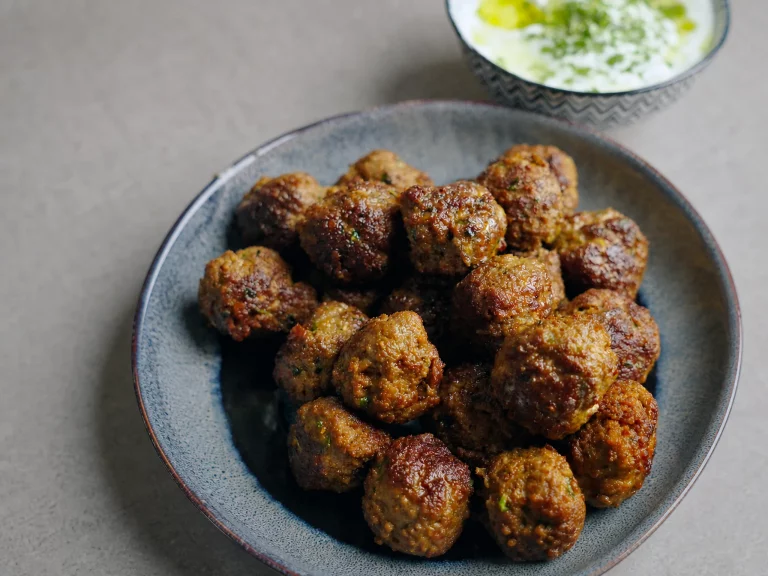 Orientalische Hackbällchen mit Cacik-Dip