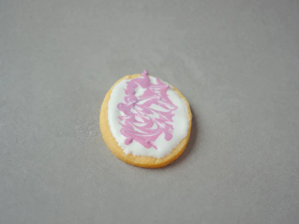 Osterplätzchen mit Royal Icing – mit weißer und rosa Zuckerglasur verziert