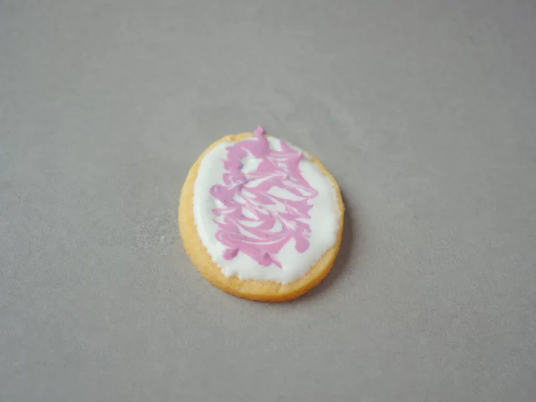 Osterplätzchen mit Royal Icing – mit weißer und rosa Zuckerglasur verziert