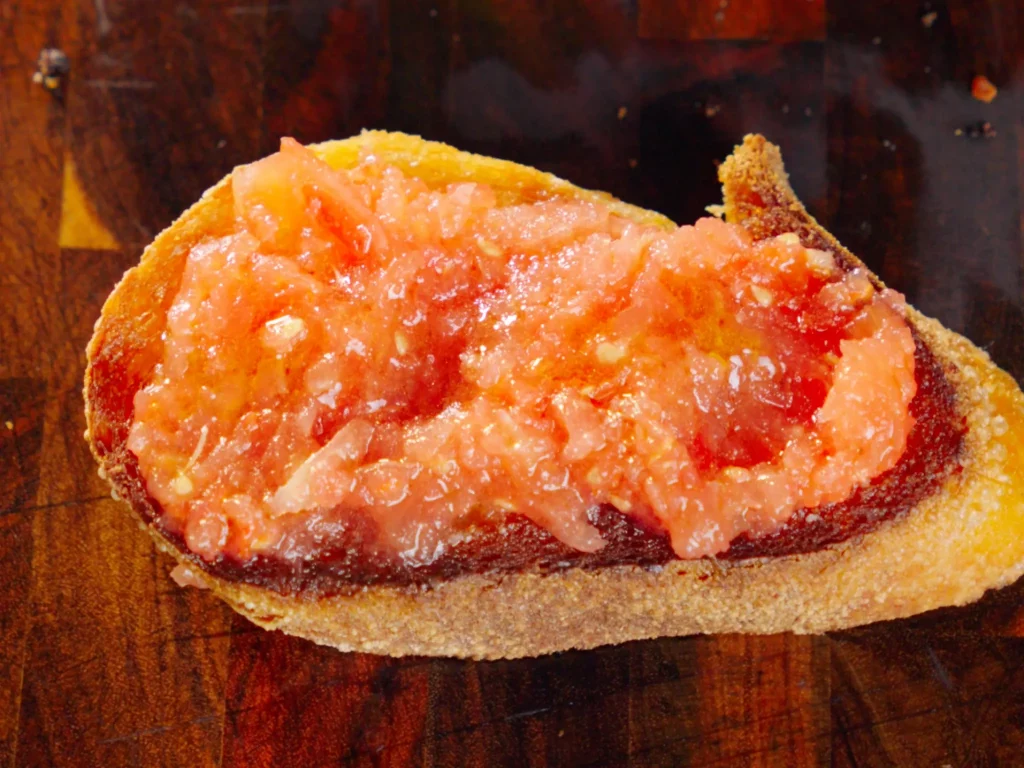Pan con Tomate: geröstetes Brot mit geriebener Tomate und Olivenöl