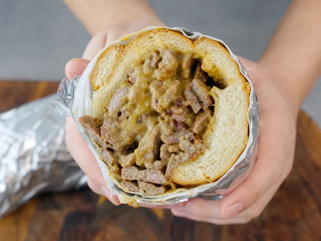 Philly Cheese Steak Sandwich – aufgeschnittenes Baguette mit Steakstreifen und geschmolzenem Käse