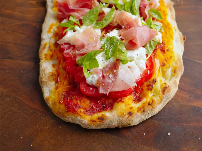 Pinsa mit Tomaten, Prosciutto und Burrata