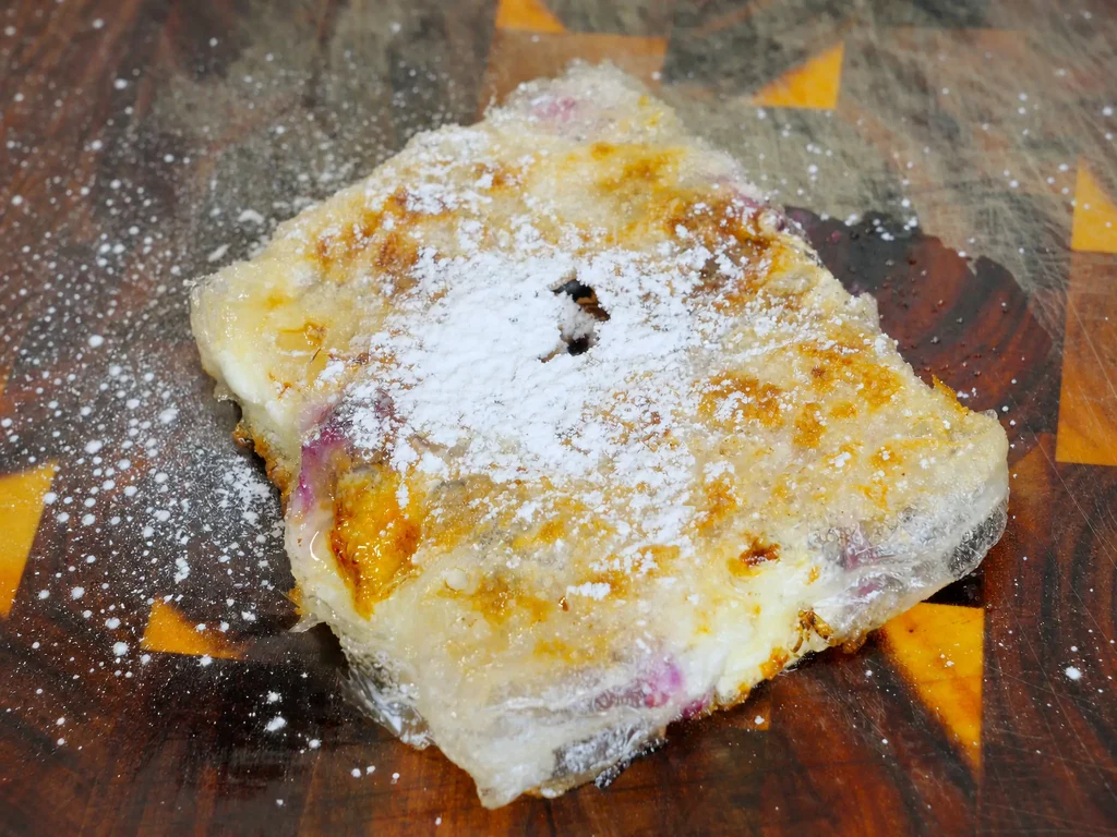 Reispapier Heidelbeer Pop Tarts mit knuspriger goldener Hülle, Heidelbeerfüllung und Puderzucker bestäubt