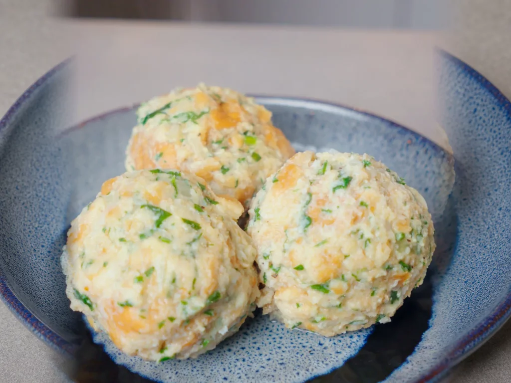Semmelknödel – drei geformte Knödel aus altbackenen Brötchen