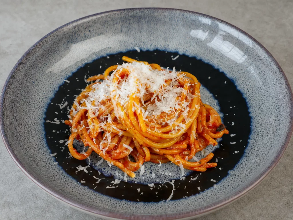 Spaghetti all'assassina – scharf angebratene Spaghetti in würziger Tomatensauce mit Parmesan, von oben