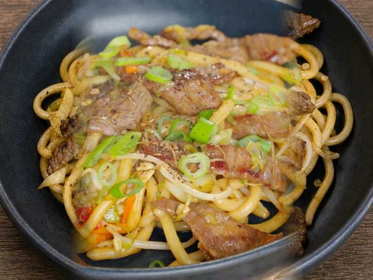 Szechuan Udon Nudeln mit Rindfleisch
