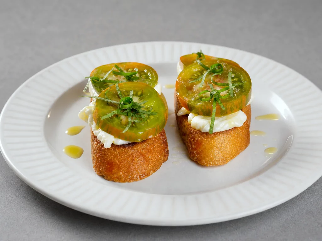 Tomate Mozzarella Brot mit gerösteten Tomatenscheiben und Basilikum