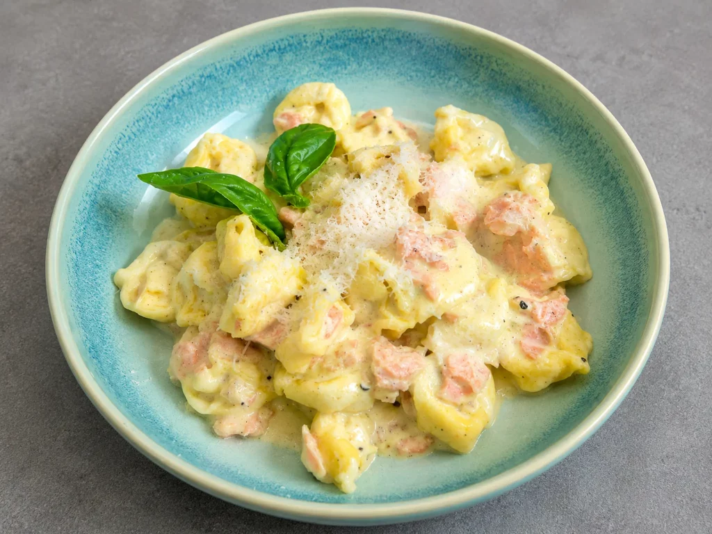 Tortellini alla Panna – Pasta in cremiger Sahnesauce mit Prosciutto und Parmesan, von oben